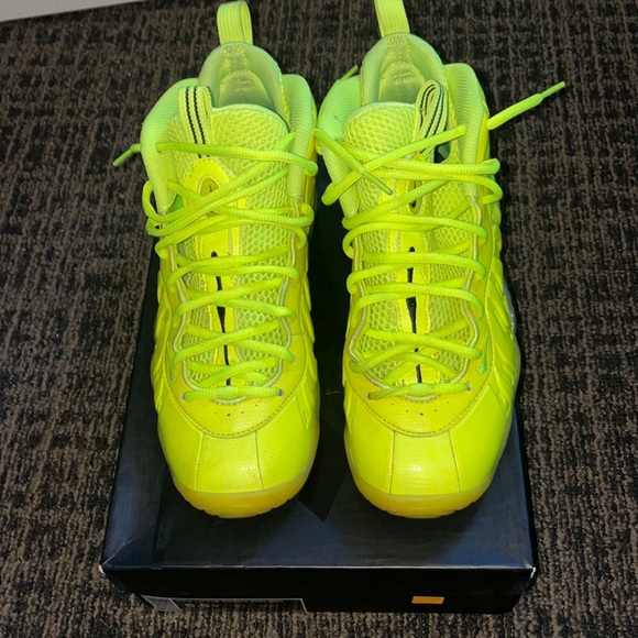 Nike volt foamposite youth size 6.5 worn once - Picture 1 of 5